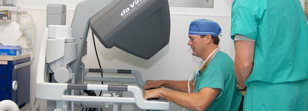 Dr. Ringold performing bariatric surgery using the da vinci robot 